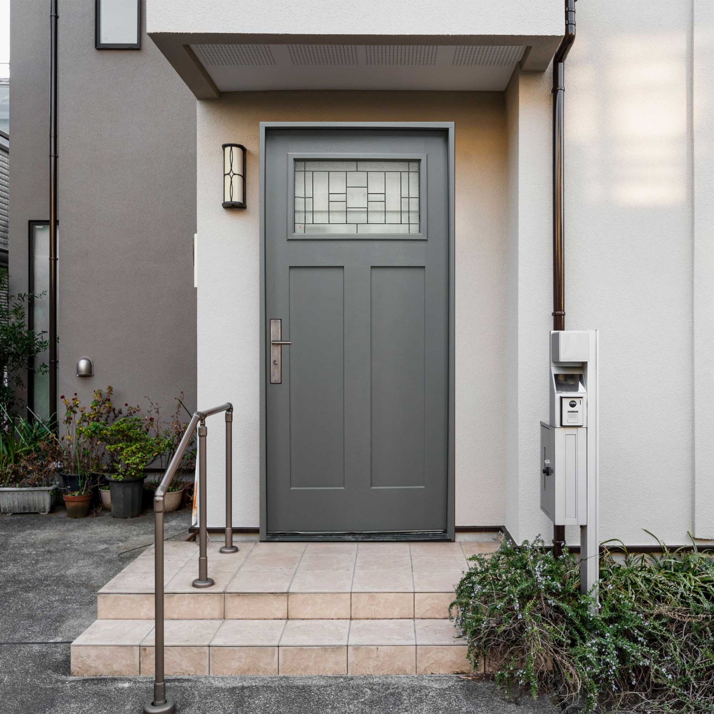 Hometown 36 in. x 80 in. 1/4 Lite Decorative Glass Painted Gray Prehung Fiberglass Exterior Door with Brickmold